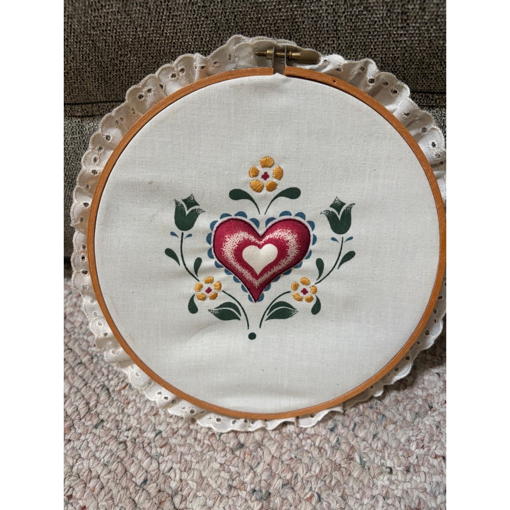 Vintage Folk Art Heart Floral Embroidery Hoop Wall Hanging Eyelet Lace Trim 8in